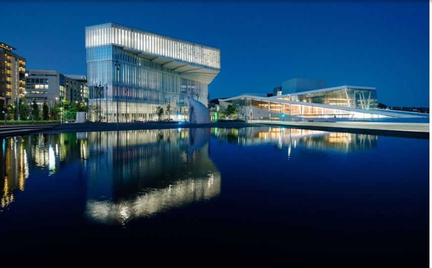 Oslo Deichman Bjorvika evening 1 exterior with opera house(photo Einar Aslaksen)